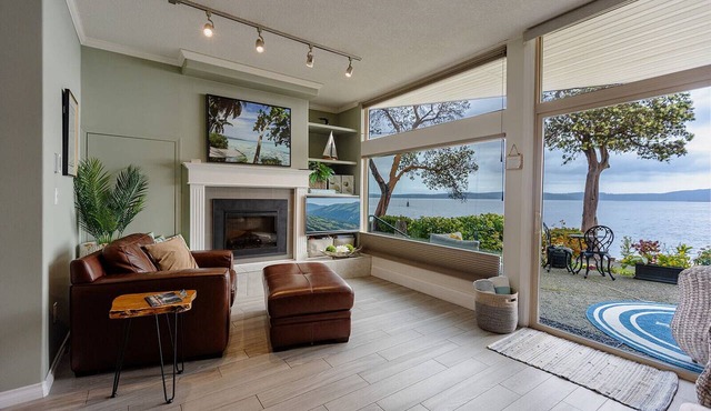 Beach Bliss oceanfront king suite! Stunning view, patio, dock, pool & hot tub!