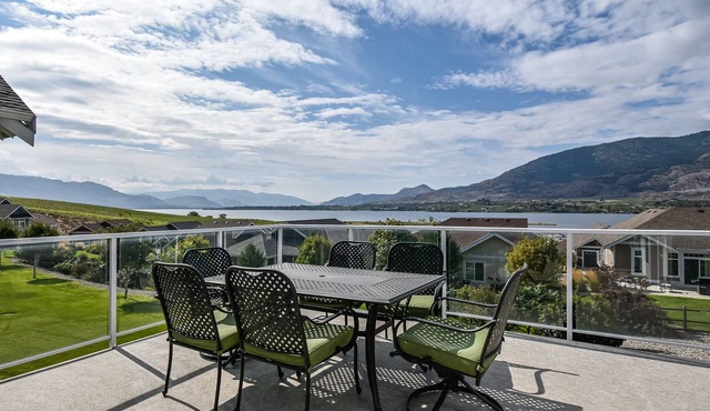 Beach, boatslip, 2 pools, 2 hottubs, 4 bdrm house sleeps 12