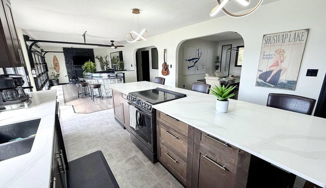 Beach, please - Waterfront - Shuswap Vacations & Sledding Accommodation