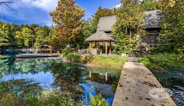 Beautiful 100 Yr Old Log Cabin totally renovated, Guest House and Boathouse!