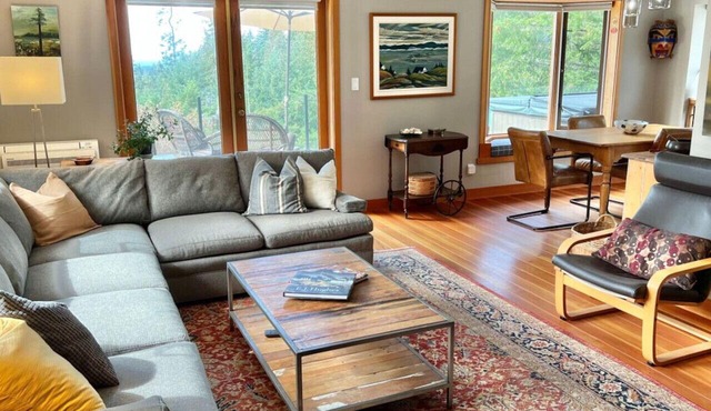 Beautiful 2-bdrm home with ocean & sunset views