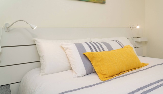 Beautiful 2-BED Suite in central West Vancouver