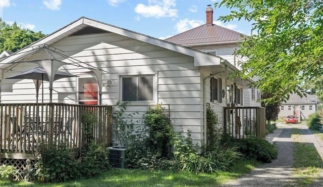 Beautiful 2 bed Cottage Style Single Lvel Near Downtown Chatham