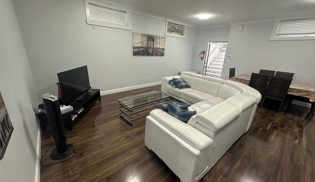 Beautiful 2-bedroom house with WiFi in Vancouver