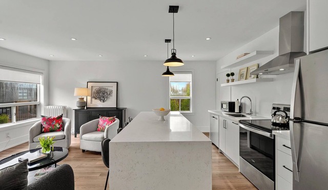 Beautiful 2nd floor apartment, minutes from transit, restaurants, pet-friendly.