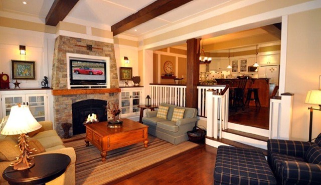 Beautiful 3 bdrm + den Villa on Lake of Bays