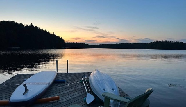 Beautiful 3-bed, 2-bath, 4 season cottage on 375ft of waterfront (Dog friendly)