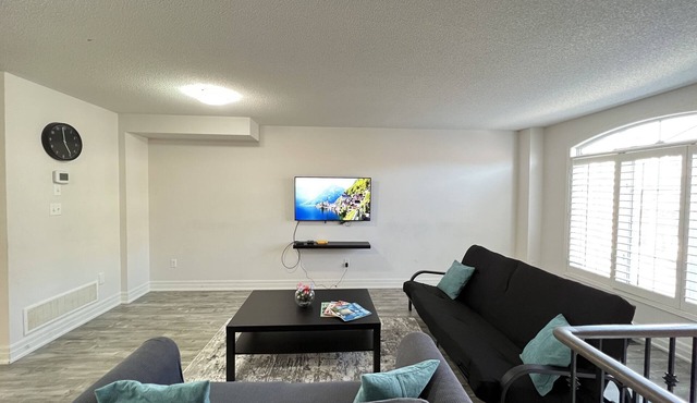 Beautiful 3 bedroom & 3-bathroom vacation home near Toronto Pearson Airport
