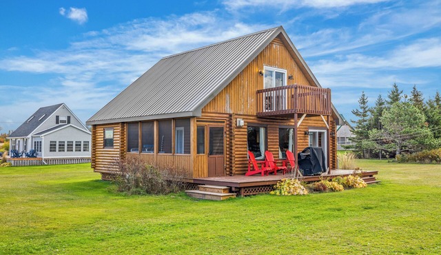 Beautiful 3 Br Log Cabin Close to White Sand Beach