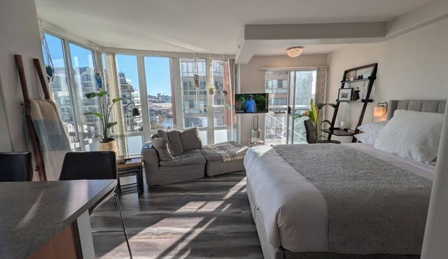 Beautiful boutique Beach Retreat-upscale and newly renovated sweet suite escape