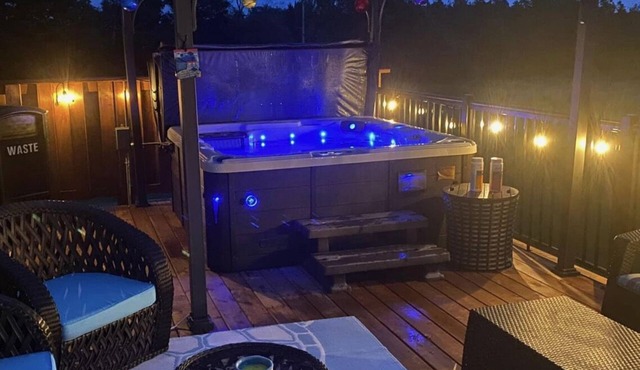 Beautiful centrally located home w/hot tub. Pet friendly!