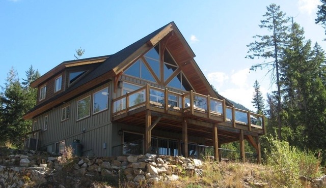 Beautiful Chalet overlooking Slocan Lake! September Special Discounts!