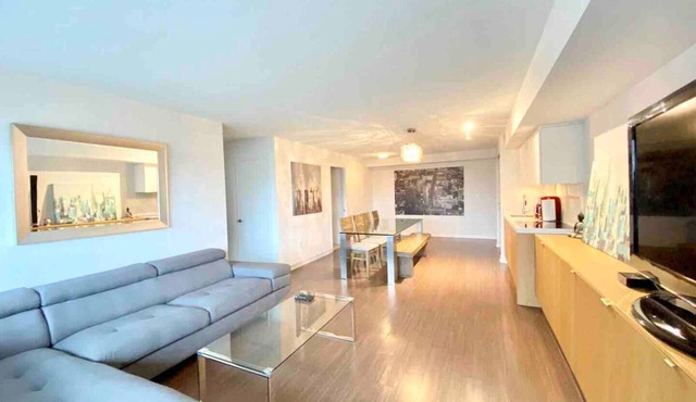 Beautiful Condo In Downtown