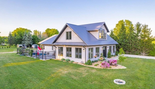Beautiful cottage with spectacular lake views, heated pool & shared beach access