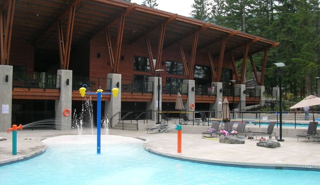 Beautiful Cultus Lake Cottage/sleeps10/3 BD+flex/3 bath/pool/hot tub/gym/theatre