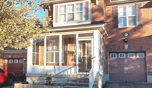 Beautiful, Ideally located luxury entire 4 bedroom + Parking