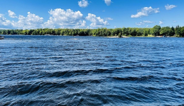 Beautiful lakefront cottage with sandy beach & private dock
