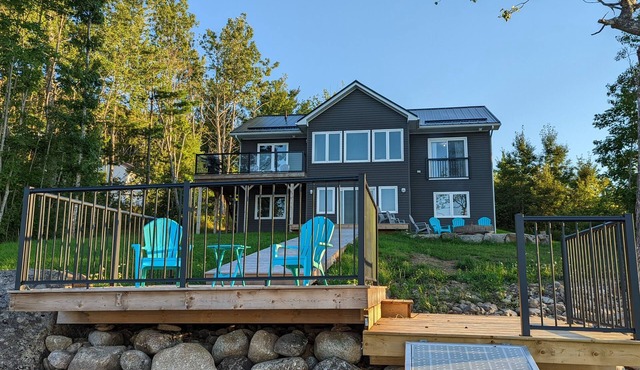 Beautiful Lakefront Home with 5 Bed/3 Baths, WiFi, tons of amenities!