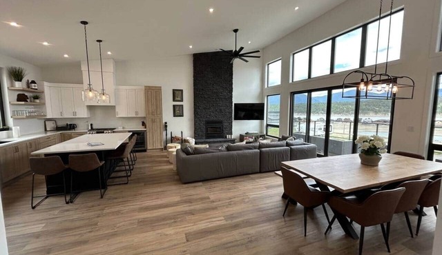 Beautiful Modern Lake House - Koocanusa Lake