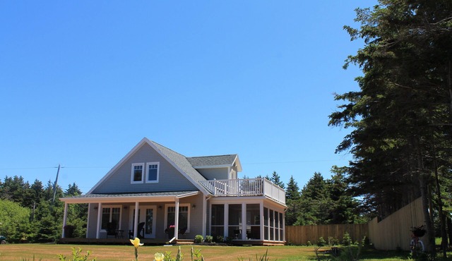 Beautiful NEW vacation rental/Entrance to National Park walk to the beach