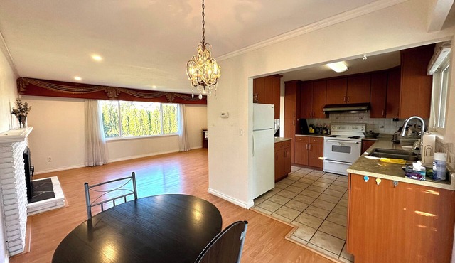 Beautiful Place 3 Bedrooms with Kitchen and Laundry Near Airport, Transit & Mall