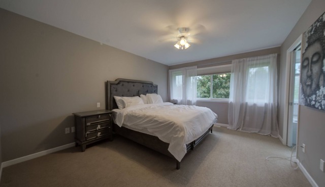Beautiful private 4 bedroom home on acreage - King sized bed! in Langley