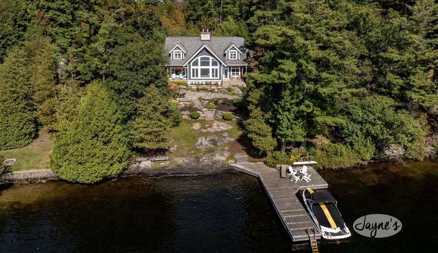 Beautiful Waterfront Retreat on Muskoka Bay! AC! Muskoka Room! SW!