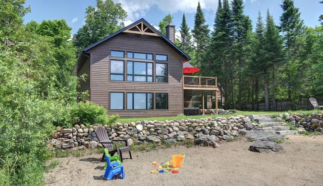 Beautiful waterfront cottage in Labelle