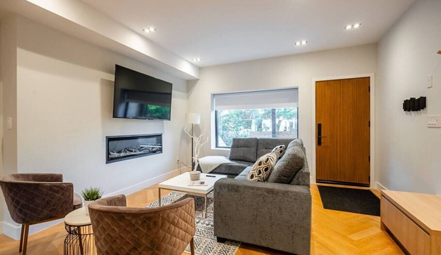 Beautifully Designed 4BR House - Sleeps 8!