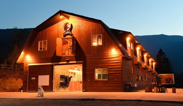 Best Cozy Barn in the Canadian Rocky Mountains with private Hot Tub + bon fires