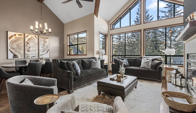 Best Mountain View, 5-Star Luxury Whistler Village 5BR Ski-in