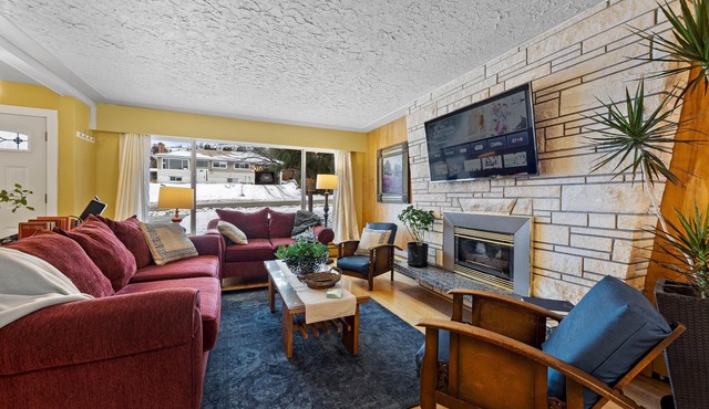 Betty-Lou's Bungalow- Spacious 4 bedroom, 4 bathroom Home