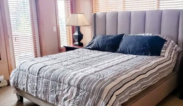 Big White Beauty! Sleeps 10. Ski in/Ski out Chalet with Private Hot Tub.