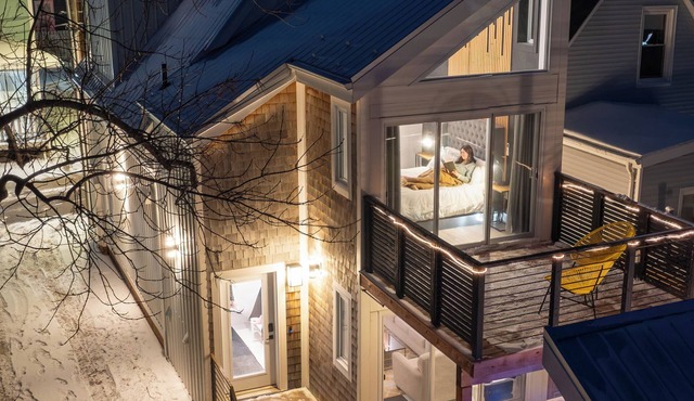 Bishop House, Sleeps 8, Downtown with Hot Tub!