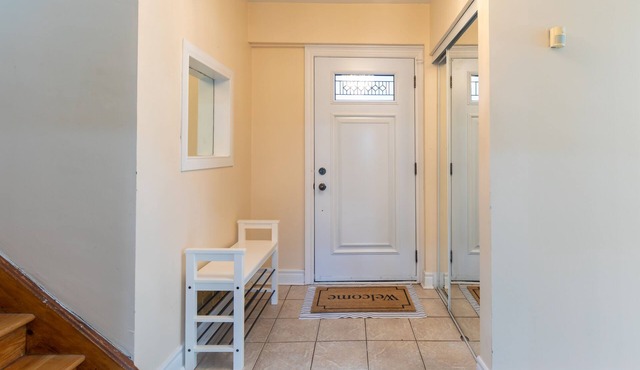 Bloor Paradise - 4 bed/2 bath + Parking & Wi-fi