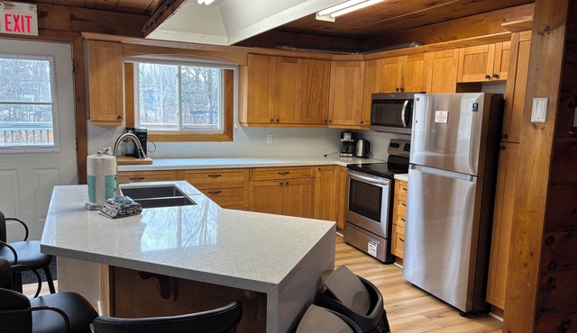 Blue Mountain Chalet (7 Bedrooms, Sleeps 15 Fully air-conditioned throughout .