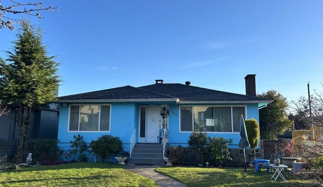 Blue Vintage Villa Near Skytrain at 61st & Cambie