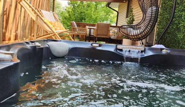 BOHO COTTAGE "Hot Tub & Close to Beach"