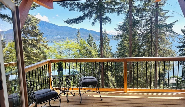 Bowen Island Getaway by the Sea- Dog friendly- Ocean Views