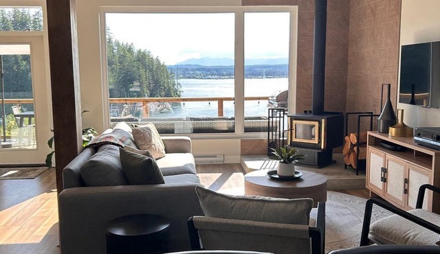 Brand New 2 Bedroom Oceanside Cabin w/Spectacular Ocean views & Pet Friendly!