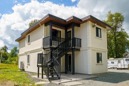 Brand-New 3 Bedroom House -Upstairs