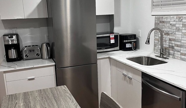 Brand New Comfortable and Cozy Apartment Near the Airport