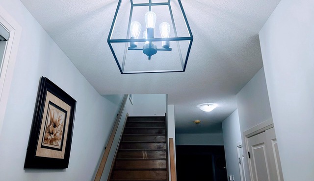 Brand new home, close to eateries/quiet