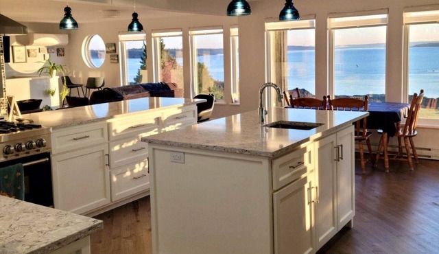 Breakwater.Oceanfront Executive Home w/hot tub overlooking Bay of Fundy