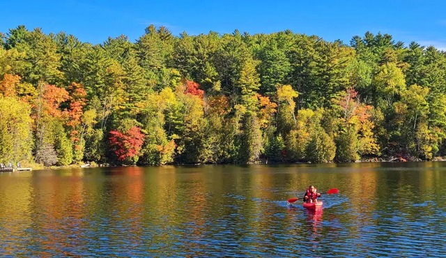 Breathtaking Lakefront Getaway w/Kayaks + Hot Tubs