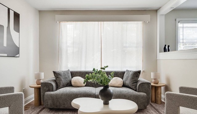 Bright 1BR Near Queen’s, KGH & Waterfront!