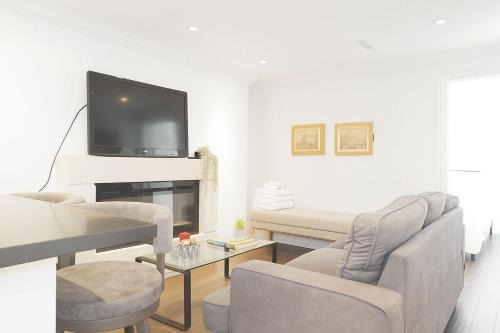 Bright 2 Bed Basement Near Square One Mall Family Friendly Stay