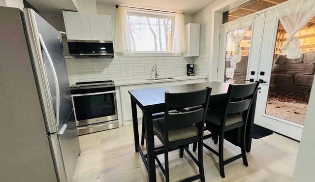 Bright 2 Bedroom Suite, Full Kitchen and Bathroom