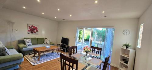 Bright 2 BR, Great Location