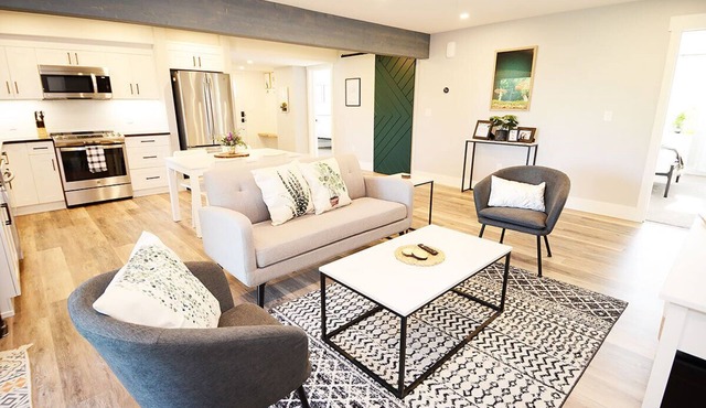 Bright and Comfy , Brand New Lower Level Walkout